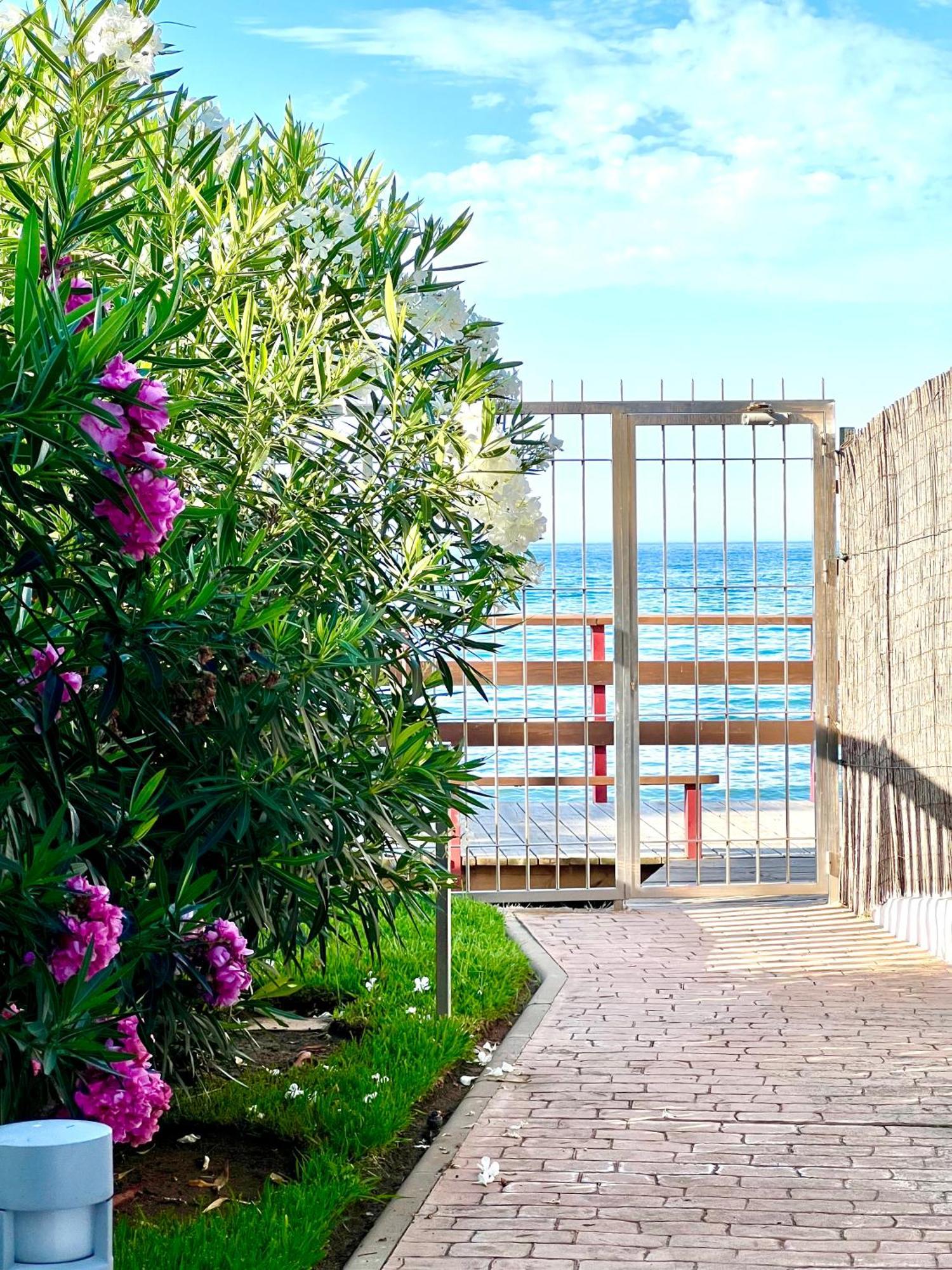 Beachfront Penthouse Apartment With Large Terrace And Breathtaking Sea Views Close To Marbella Spain Sitio de Calahonda المظهر الخارجي الصورة