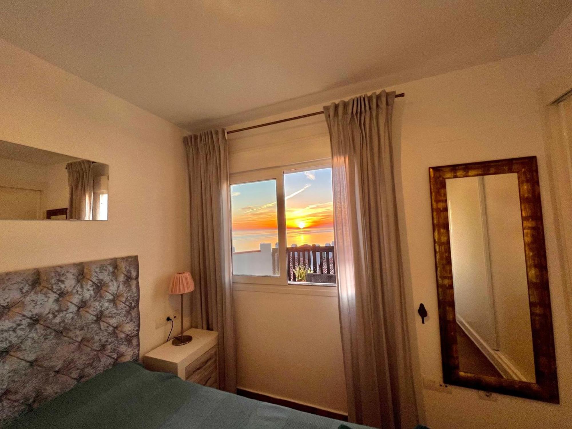 Beachfront Penthouse Apartment With Large Terrace And Breathtaking Sea Views Close To Marbella Spain Sitio de Calahonda المظهر الخارجي الصورة