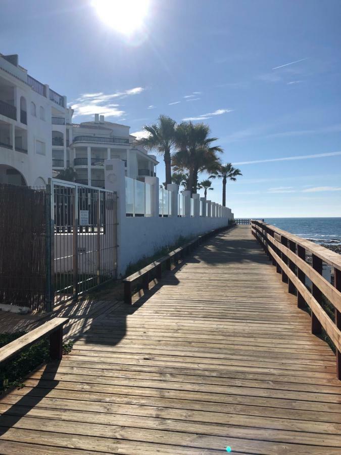 Beachfront Penthouse Apartment With Large Terrace And Breathtaking Sea Views Close To Marbella Spain Sitio de Calahonda المظهر الخارجي الصورة